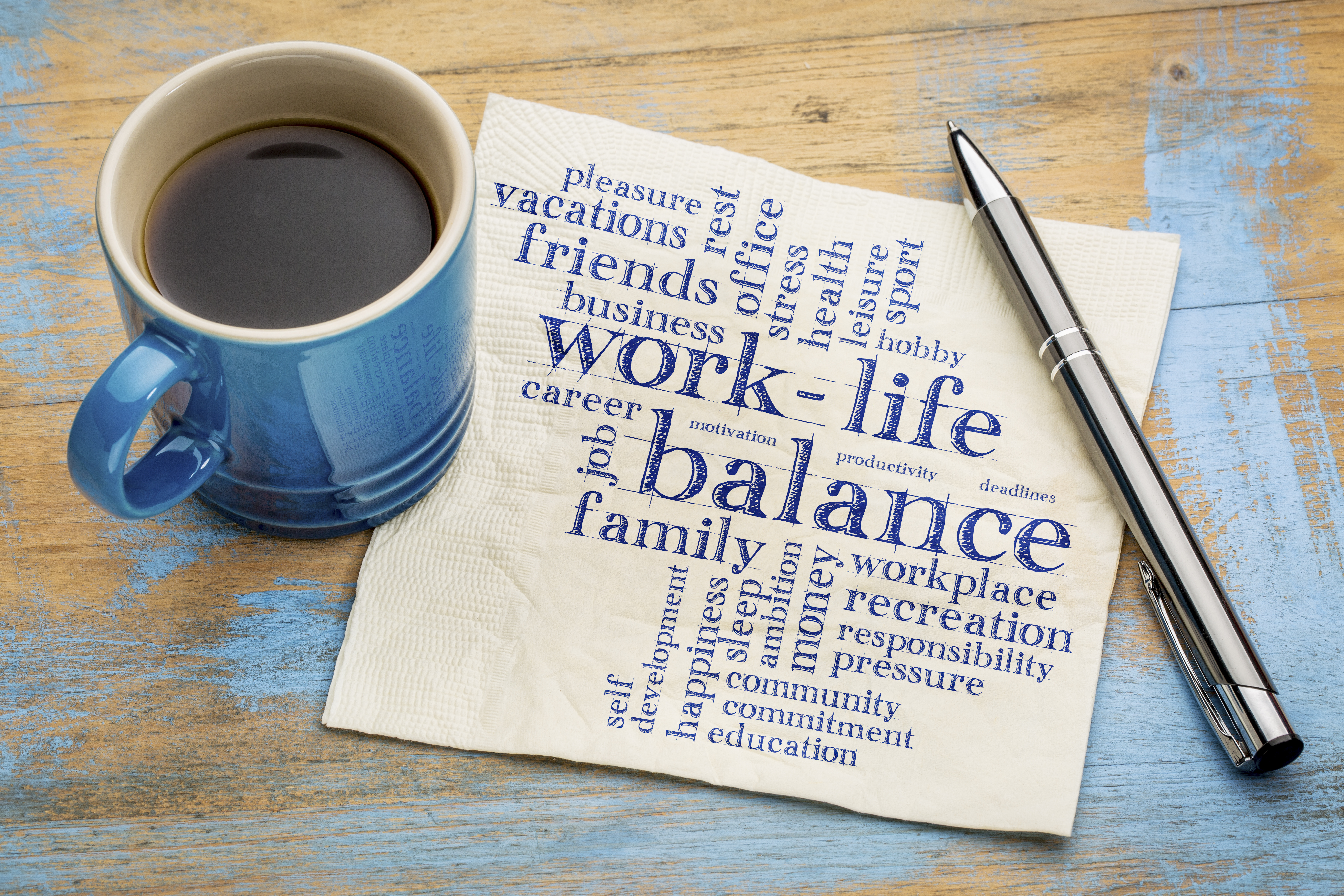 dessus de bureau avec une tasse de café, de la paperasse et un stylo