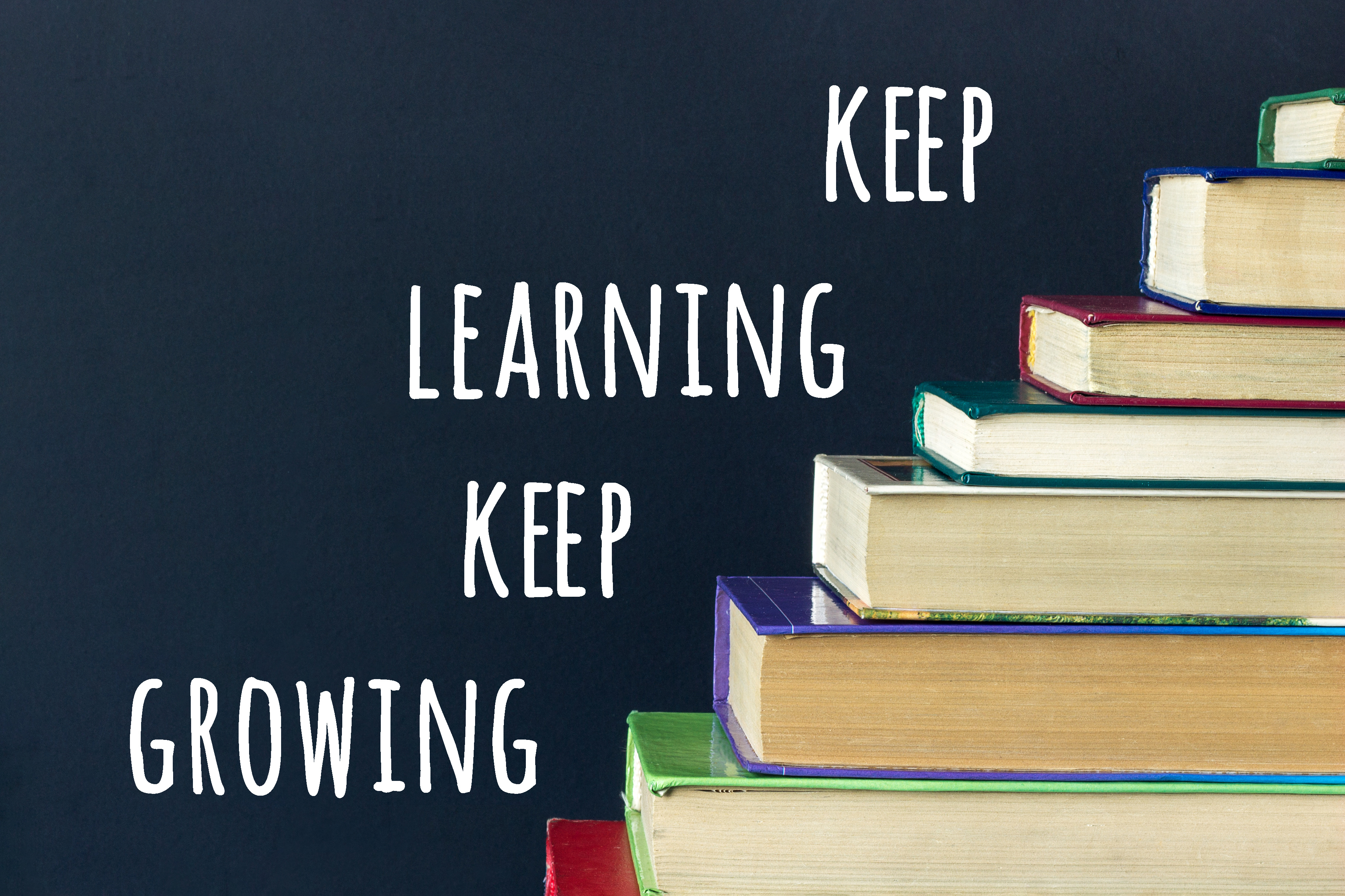 Image de livres avec l'inscription "keep learning keep growing" à côté.